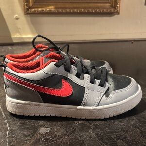 Nike Kids Gray, Black & Red Low-Top Sneakers